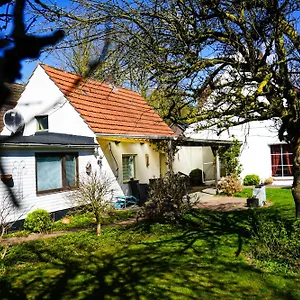 Ferienhaus Gemuetliches Haus Mit Grossem Traumhaften Garten 